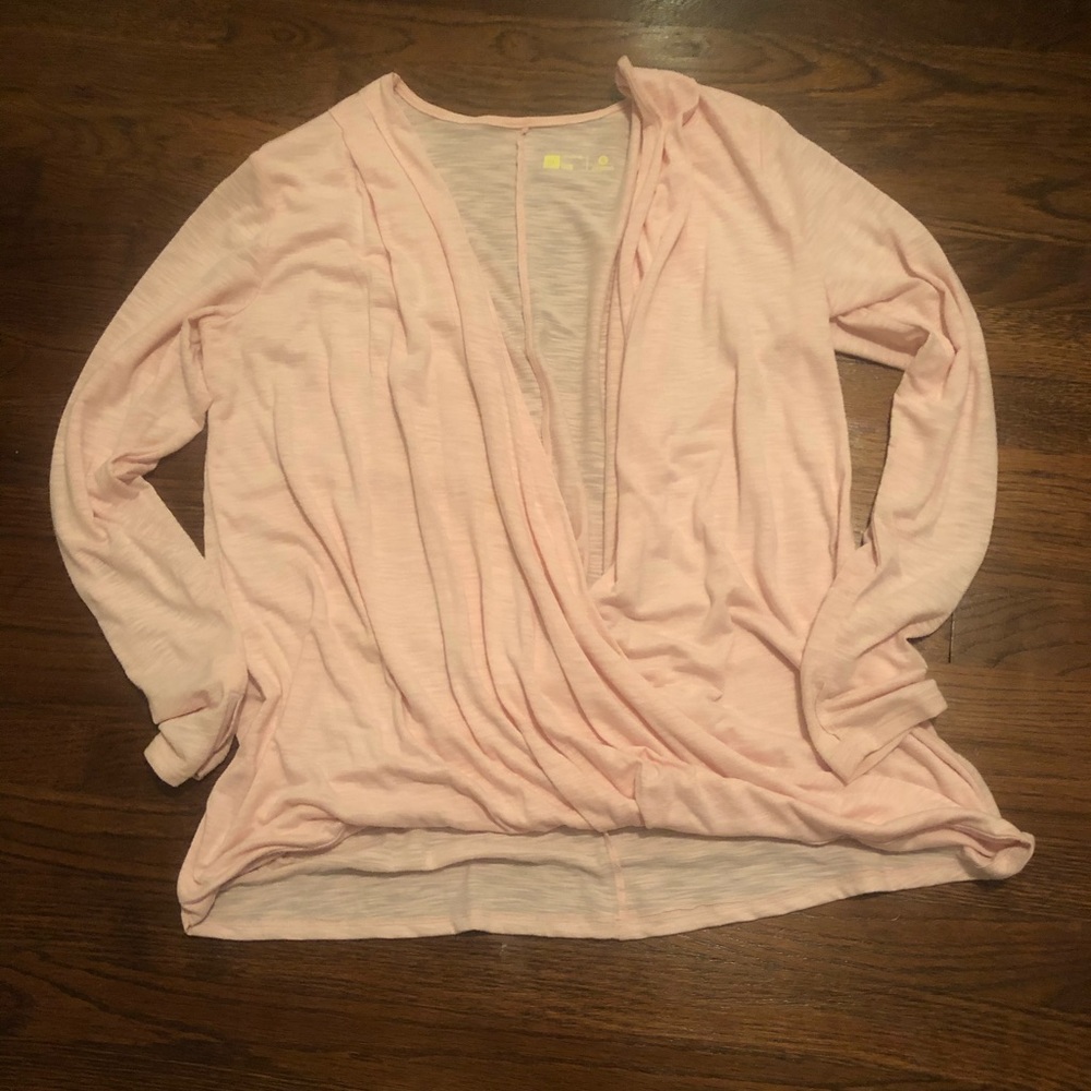 Perfect Xersion soft pink crossover top!